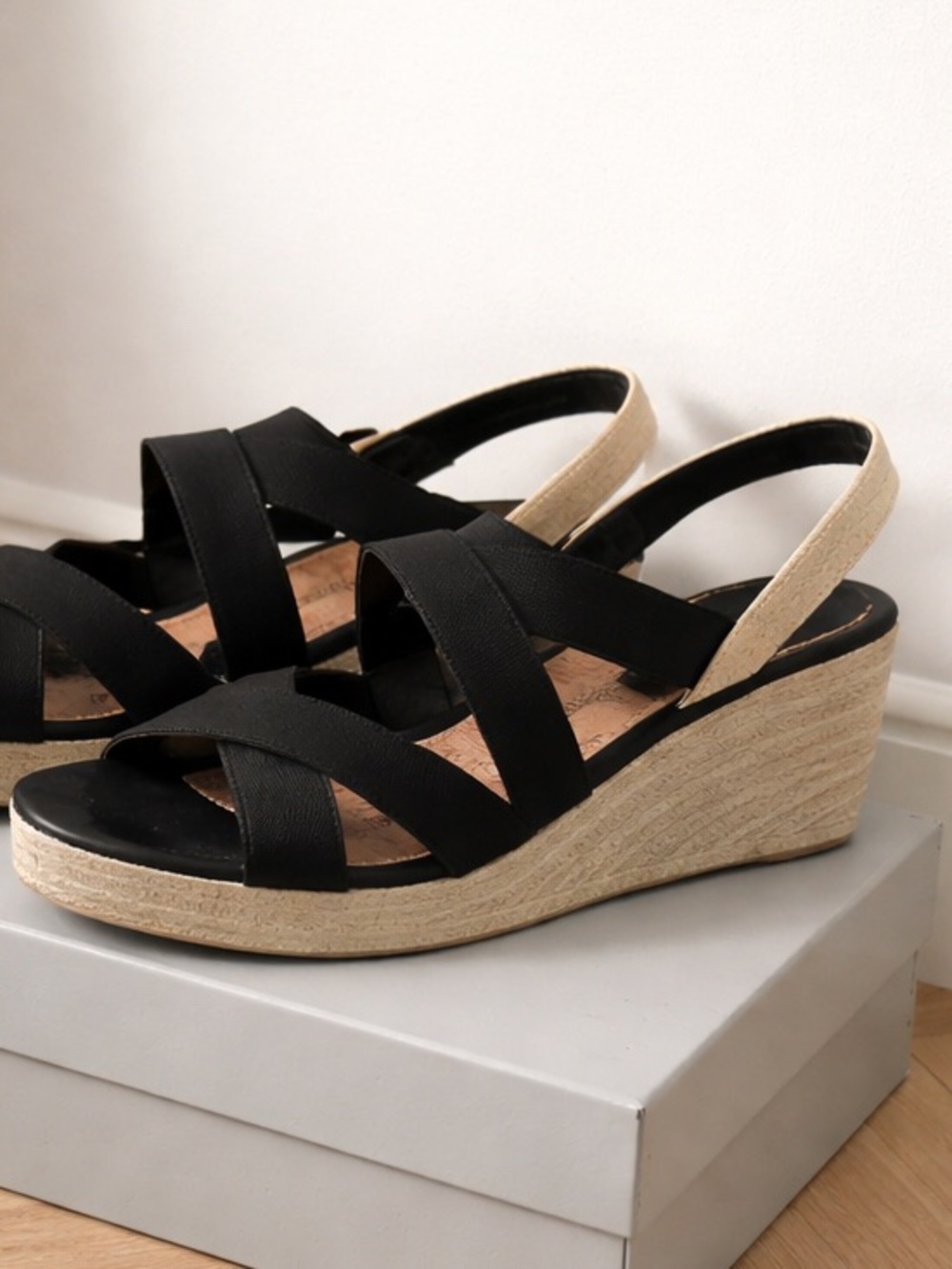 Wedge sandals Sz 8 US really cute cover shot slightly different than mine